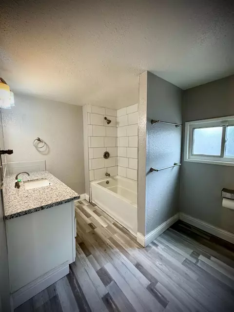 Bath - 522 Wolfe Ave, Turlock, CA 95380 photo 1 of 10