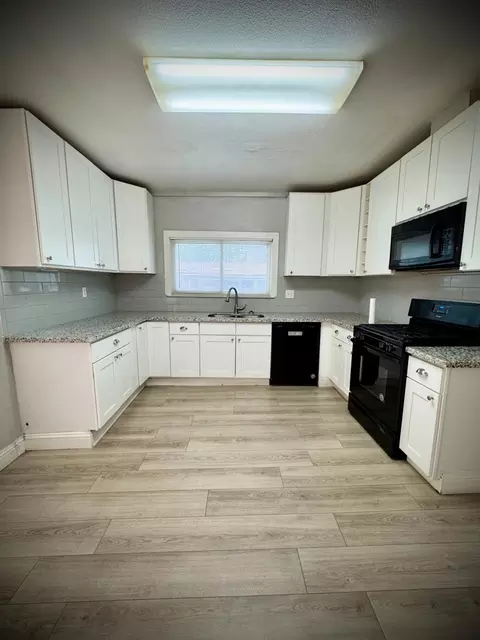 Kitchen - 522 Wolfe Ave, Turlock, CA 95380 photo 1 of 15