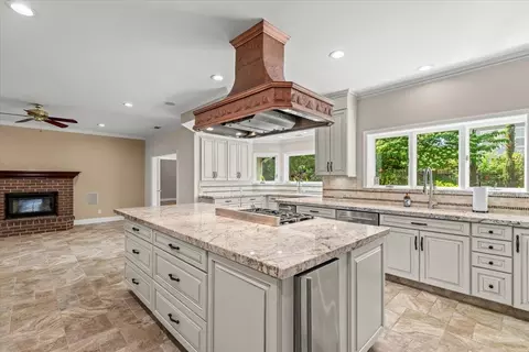 Kitchen - 1037 Vienna Dr, Lodi, CA 95242 photo 4 of 12