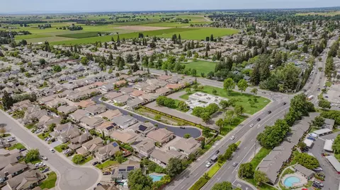 View/Area - 2584 Lombardy Ct, Lodi, CA 95242 photo 4 of 10