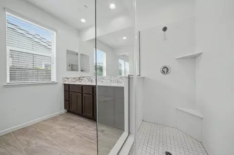 Bath - 2584 Lombardy Ct, Lodi, CA 95242 photo 2 of 3