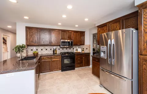 Kitchen - 8507 Crosspointe Ct, Antelope, CA 95843 photo 5 of 7