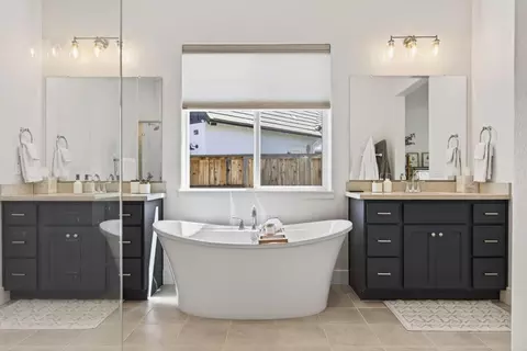 Bath - 3430 Grove Cir, Loomis, CA 95650 photo 2 of 5