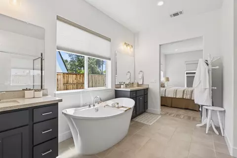 Bath - 3430 Grove Cir, Loomis, CA 95650 photo 3 of 5