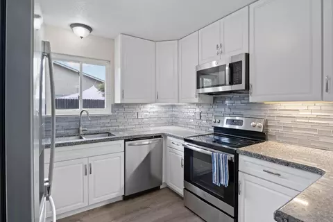 Kitchen - 743 Range Ct, Manteca, CA 95336 photo 4 of 5