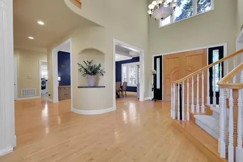 Entry Way - 5244 Fair Oaks Blvd, Carmichael, CA 95608 photo 4 of 8