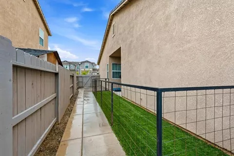 Exterior - 1249 Blue Flax Dr, Patterson, CA 95363 photo 9 of 13