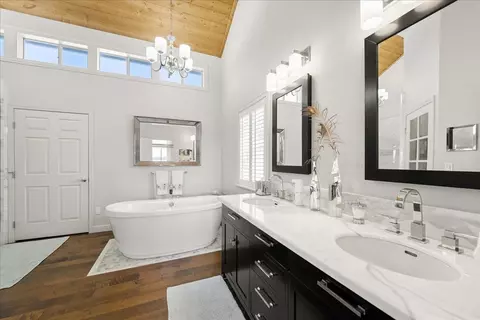 Bath - 4521 Cross Creek Rd, Cool, CA 95614 photo 3 of 6