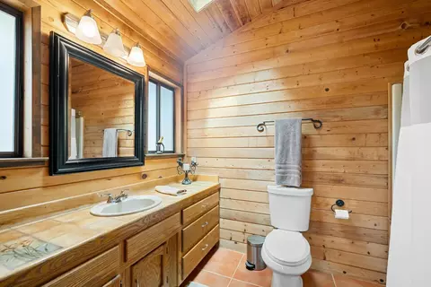 Bath - 4933 Lakeside Dr, Placerville, CA 95667 photo 3 of 4