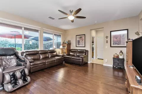 9710 Dartwell Way, Sacramento, CA 95829