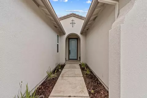 Entry Way - 3705 N Berkeley Ave, Turlock, CA 95382 photo 2 of 7