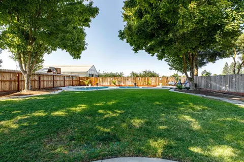 Exterior - 934 Fallbrook Ct, Escalon, CA 95320 photo 4 of 17