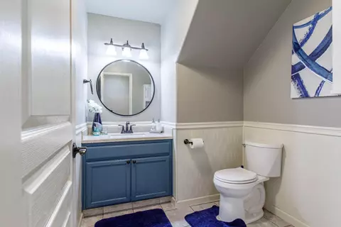 Bath - 934 Fallbrook Ct, Escalon, CA 95320 photo 1 of 9