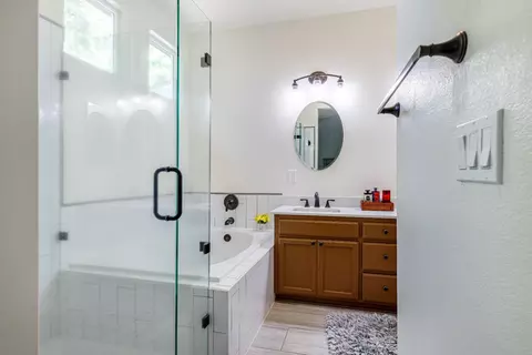 Bath - 934 Fallbrook Ct, Escalon, CA 95320 photo 3 of 9