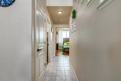 Entry Way - 934 Fallbrook Ct, Escalon, CA 95320 photo 4 of 5