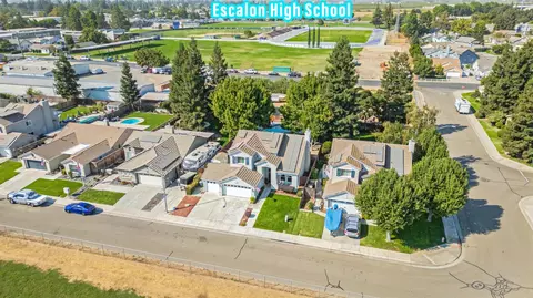 View/Area - 934 Fallbrook Ct, Escalon, CA 95320 photo 1 of 9