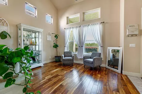 Entry Way - 934 Fallbrook Ct, Escalon, CA 95320 photo 3 of 5