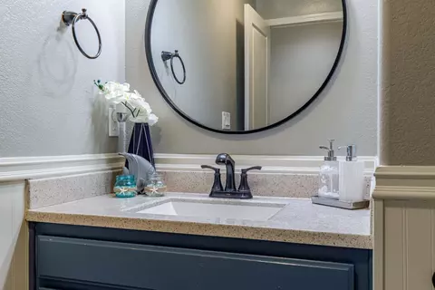 Bath - 934 Fallbrook Ct, Escalon, CA 95320 photo 2 of 9