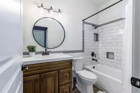 Bath - 934 Fallbrook Ct, Escalon, CA 95320 photo 7 of 9
