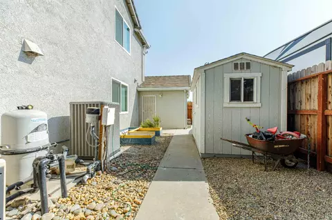 Exterior - 934 Fallbrook Ct, Escalon, CA 95320 photo 9 of 17