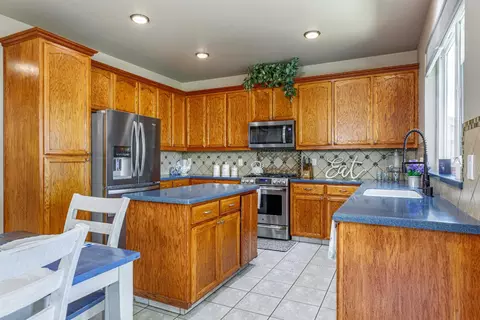 Kitchen - 934 Fallbrook Ct, Escalon, CA 95320 photo 2 of 4