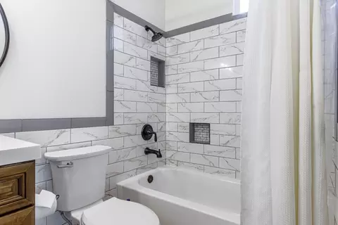 Bath - 934 Fallbrook Ct, Escalon, CA 95320 photo 8 of 9