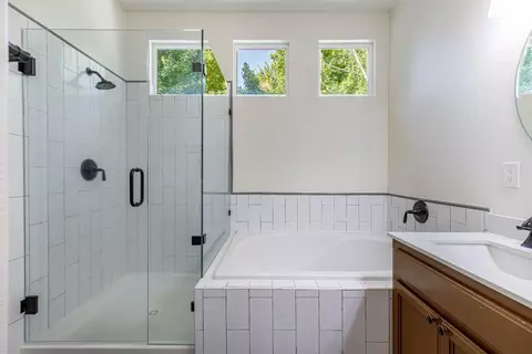Bath - 934 Fallbrook Ct, Escalon, CA 95320 photo 4 of 9