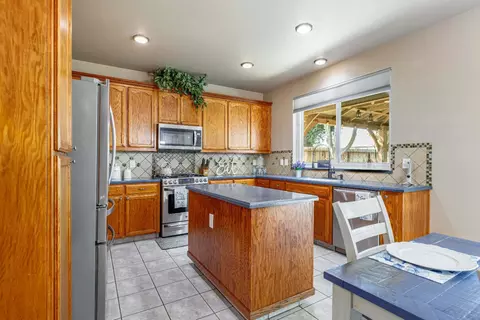 Kitchen - 934 Fallbrook Ct, Escalon, CA 95320 photo 1 of 4