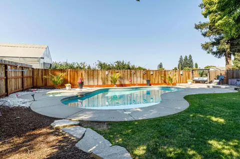 Exterior - 934 Fallbrook Ct, Escalon, CA 95320 photo 11 of 17