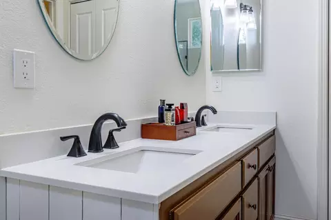 Bath - 934 Fallbrook Ct, Escalon, CA 95320 photo 6 of 9