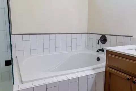 Bath - 934 Fallbrook Ct, Escalon, CA 95320 photo 5 of 9