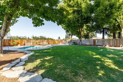 Exterior - 934 Fallbrook Ct, Escalon, CA 95320 photo 10 of 17