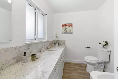 Bath - 143 W Beverly Pl, Tracy, CA 95376 photo 2 of 2