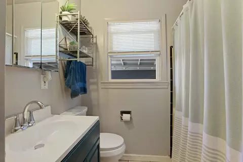 Bath - 651 Pine St, Manteca, CA 95336 photo 1 of 1