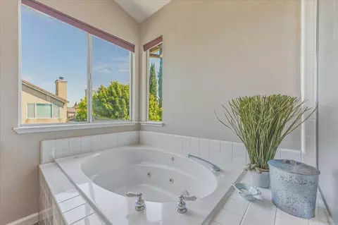 Bath - 2735 Tejon St, Lodi, CA 95242 photo 4 of 5