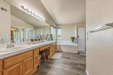 Bath - 2735 Tejon St, Lodi, CA 95242 photo 2 of 5