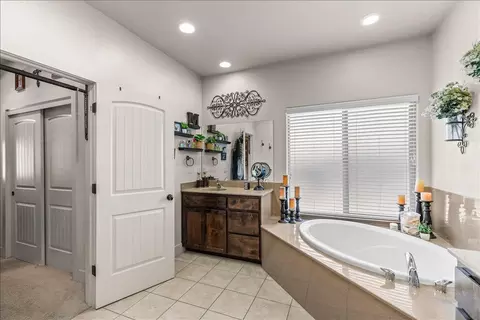 Bath - 3100 Amos Ct, Modesto, CA 95355 photo 3 of 5