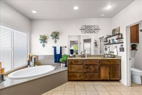 Bath - 3100 Amos Ct, Modesto, CA 95355 photo 2 of 5