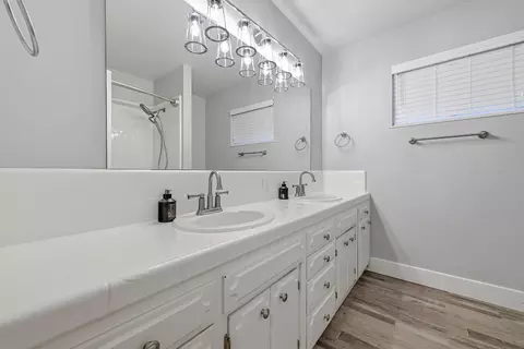 Bath - 564 Della Ct, Merced, CA 95348 photo 1 of 2