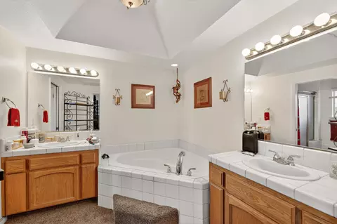 Bath - 7705 Echo Ct, Chowchilla, CA 93610 photo 1 of 3