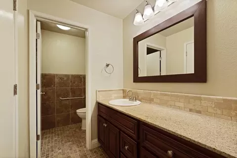 Bath - 2401 Eilers Ln #307, Lodi, CA 95242 photo 2 of 3