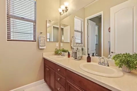 Bath - 3670 Rapallo Way, Manteca, CA 95337 photo 2 of 6