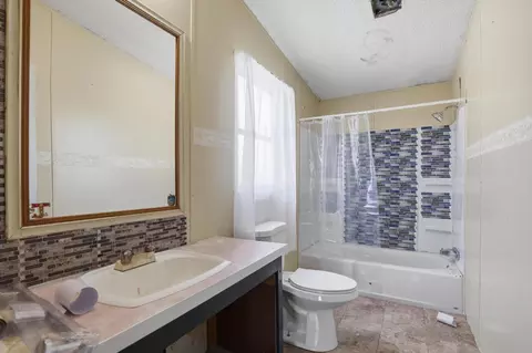 Bath - 1683 6th Ave, Olivehurst, CA 95961 photo 5 of 6