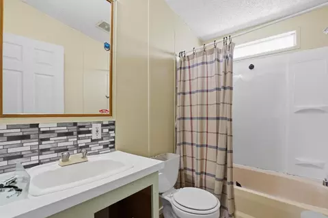Bath - 1683 6th Ave, Olivehurst, CA 95961 photo 4 of 6
