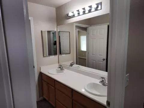 Bath - 1153 Powell Ct, Tracy, CA 95304 photo 1 of 4