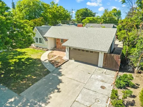 View/Area - 211 E Yorkshire Dr, Stockton, CA 95207 photo 2 of 4