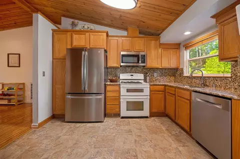 Kitchen - 5415 Robert Rd, Pollock Pines, CA 95726 photo 4 of 7