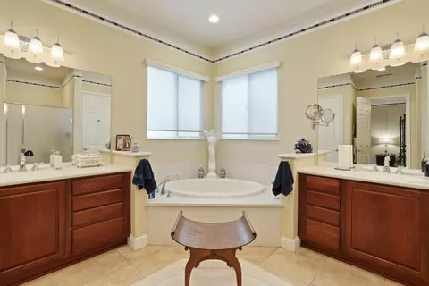 Bath - 1316 Maple Valley St, Manteca, CA 95336 photo 1 of 2
