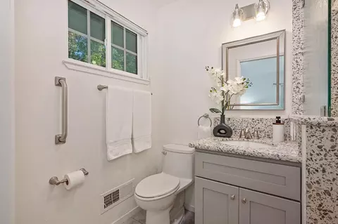 Bath - 1338 Meredith Way, Carmichael, CA 95608 photo 3 of 4