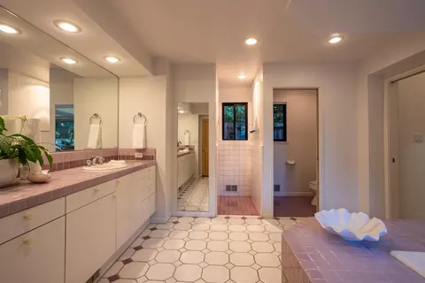 Bath - 7306 Hillcrest Dr, Modesto, CA 95356 photo 3 of 8